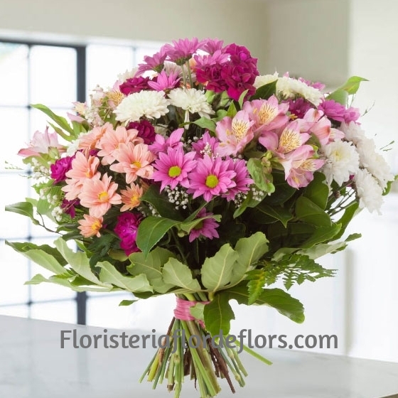 Ramo de flores en tonos rosas